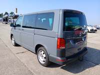 Skats no kreisās puses aizmugurē