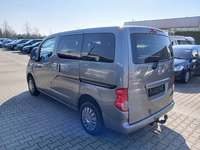 Skats no kreisās puses aizmugurē