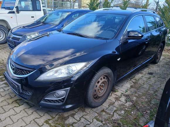 Skats no kreisās puses priekšā