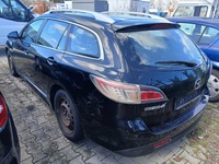 Skats no kreisās puses aizmugurē