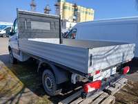 Skats no kreisās puses aizmugurē