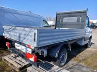 Skats no labās puses aizmugurē