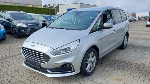 Skats no kreisās puses priekšā