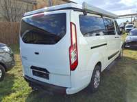 Skats no labās puses aizmugurē