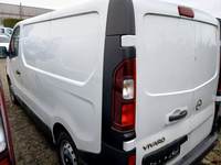 Skats no kreisās puses aizmugurē