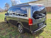 Skats no kreisās puses aizmugurē