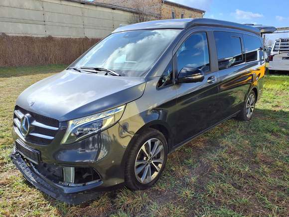 Skats no kreisās puses priekšā