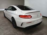 Skats no kreisās puses aizmugurē