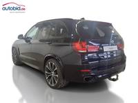 Skats no kreisās puses aizmugurē