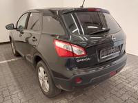 Skats no kreisās puses aizmugurē