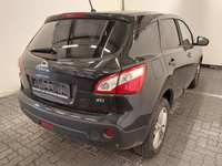 Skats no labās puses aizmugurē