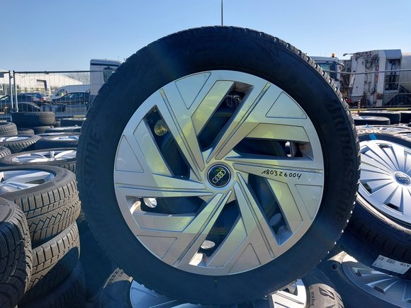 Pogled od napred levo