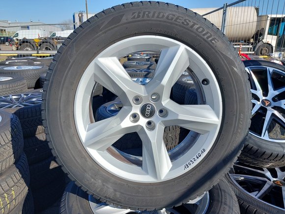 Вид спереди слева