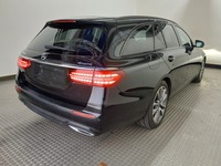 Pogled od pozadi desno