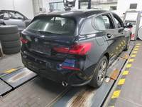 Skats no labās puses aizmugurē