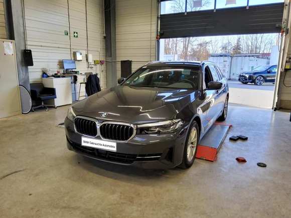 Skats no kreisās puses priekšā