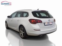 Skats no kreisās puses aizmugurē