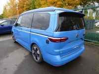 Skats no kreisās puses aizmugurē