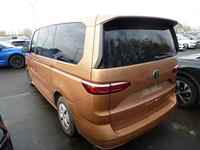 Skats no kreisās puses aizmugurē