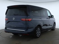 Skats no labās puses aizmugurē