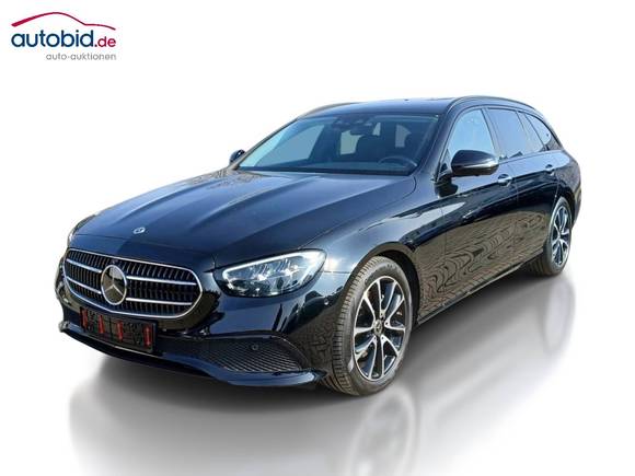 Skats no kreisās puses priekšā