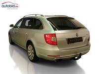 Skats no kreisās puses aizmugurē