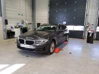 Skats no kreisās puses priekšā