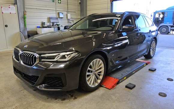 Skats no kreisās puses priekšā