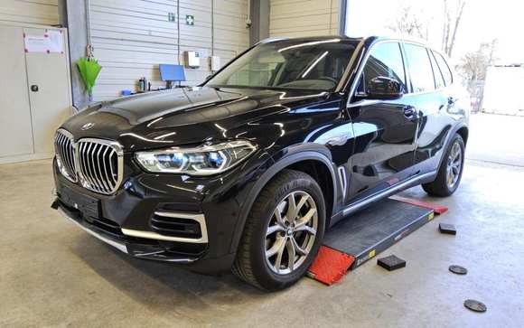 Skats no kreisās puses priekšā