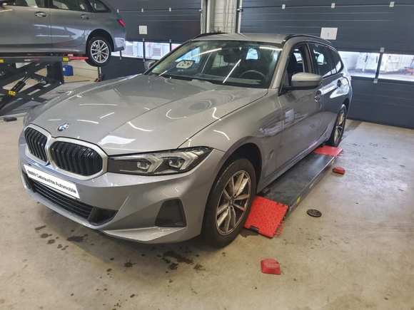 Skats no kreisās puses priekšā