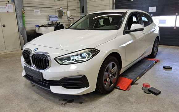 Skats no kreisās puses priekšā