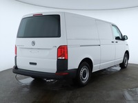 Skats no labās puses aizmugurē