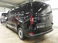 Skats no kreisās puses aizmugurē