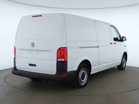 Skats no labās puses aizmugurē