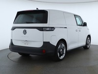 Skats no labās puses aizmugurē