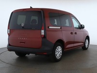 Skats no labās puses aizmugurē