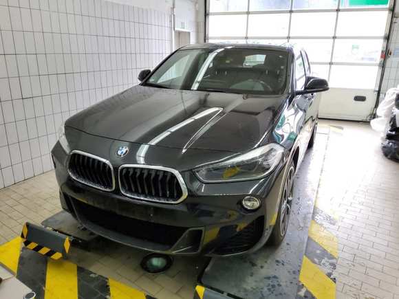 Skats no kreisās puses priekšā