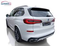 Skats no kreisās puses aizmugurē