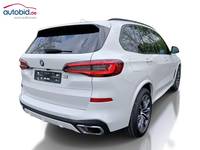 Skats no labās puses aizmugurē