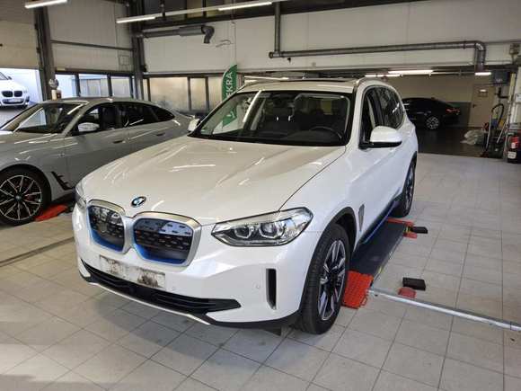 Skats no kreisās puses priekšā