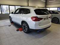 Skats no kreisās puses aizmugurē