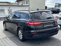 Vaade tagant vasakult