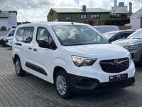 Pogled sprijeda desno