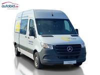 Skats no labās puses priekšā