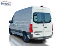 Skats no kreisās puses aizmugurē