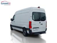 Skats no kreisās puses aizmugurē