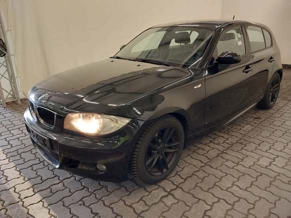 Skats no kreisās puses priekšā