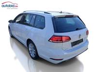 Skats no kreisās puses aizmugurē