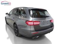 Skats no kreisās puses aizmugurē