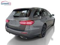 Skats no labās puses aizmugurē